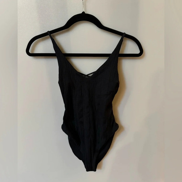 L Space Gianna Classic One-Piece Swimsuit in Black Medium $194.00 MSRP - Picture 7 of 7